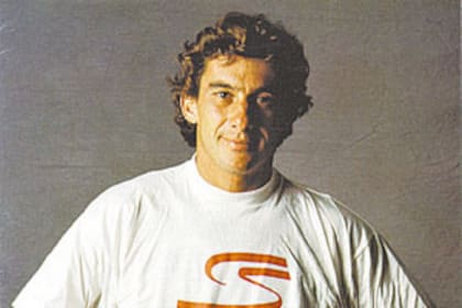 La imagen de Ayrton Senna es conocida en todo el mundo; pese a su muerte, el piloto sigue "corriendo contra la miseria" 