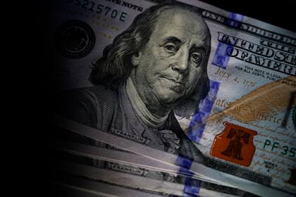 La imagen de Benjamin Franklin en un billete de 100 dólares, el 14 de julio de 2022, en Marple Township, Pensilvania. (AP Foto/Matt Slocum, Archivo)