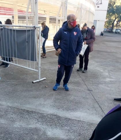 La imagen de Bochini haciendo fila para vacunarse en el Monumental que se hizo viral