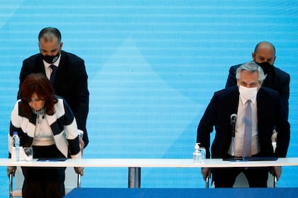 La imagen de Cristina Kirchner y Alberto Fernández cae por el descontento social con la gestión económica, sobre todo por el impacto de la inflación, según un informe de Poliarquía