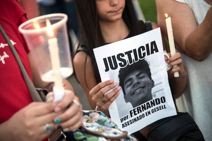 La imagen de Fernando Báez Sosa, en la marcha al cumplirse un mes de su asesinato, ocurrido en la madrugada del 18 de enero, en la puerta del boliche Le Brique, en Villa Gesell