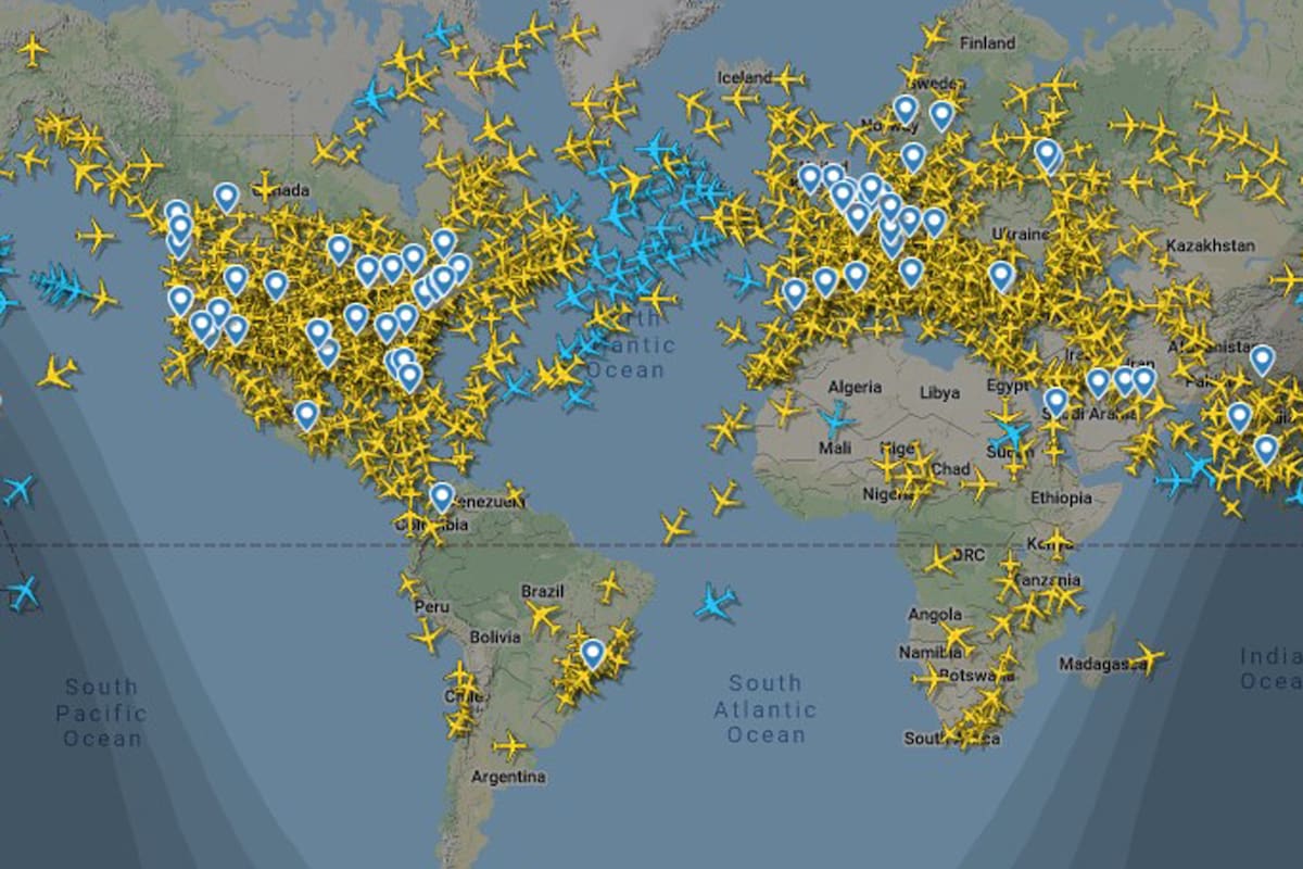 La imagen de FlightRadar24 que muestra el flujo aéreo. La Argentina limitó el ingreso de pasajeros al país a 600 personas por día