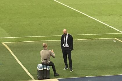 La imagen de Guardiola y Zidane hablando de fútbol luego del partido de Champions entre Manchester City y Real Madrid, en Inglaterra.