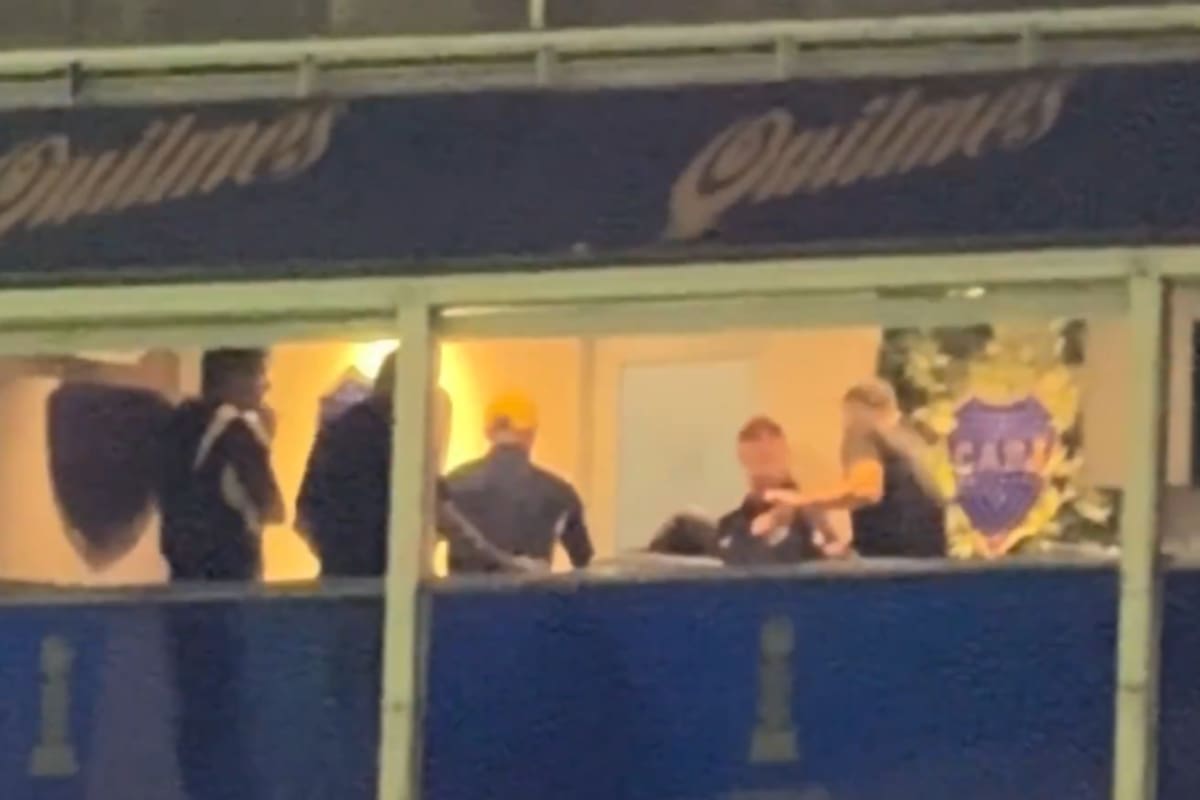 La imagen de Juan Román Riquelme en el palco de la Bombonera una hora después charlando con sus círculo cercano