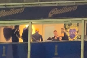La imagen de Juan Román Riquelme en el palco de la Bombonera una hora después charlando con sus círculo cercano