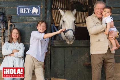 La imagen de la absoluta felicidad: el actor con Santos (en brazos), Niko y Liza. “Es un momento de mi vida maravilloso y vivirlo me genera una sensación que no había experimentado nunca, aun habiendo tenido miles de satisfacciones con mis hijos”, asegura.