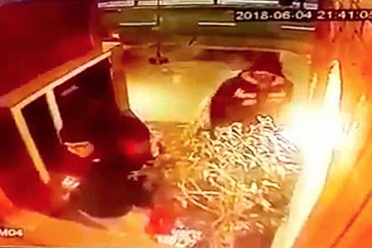 La imagen de la cámara de seguridad del edificio que captó a la abogada Julieta Bonanno esperando que le abran la puerta y detrás de ella el supuesto sicario