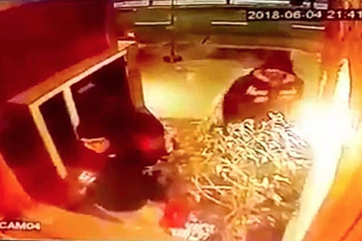 La imagen de la cámara de seguridad del edificio que captó a la abogada Julieta Bonanno esperando que le abran la puerta y, detrás de ella, el sicario