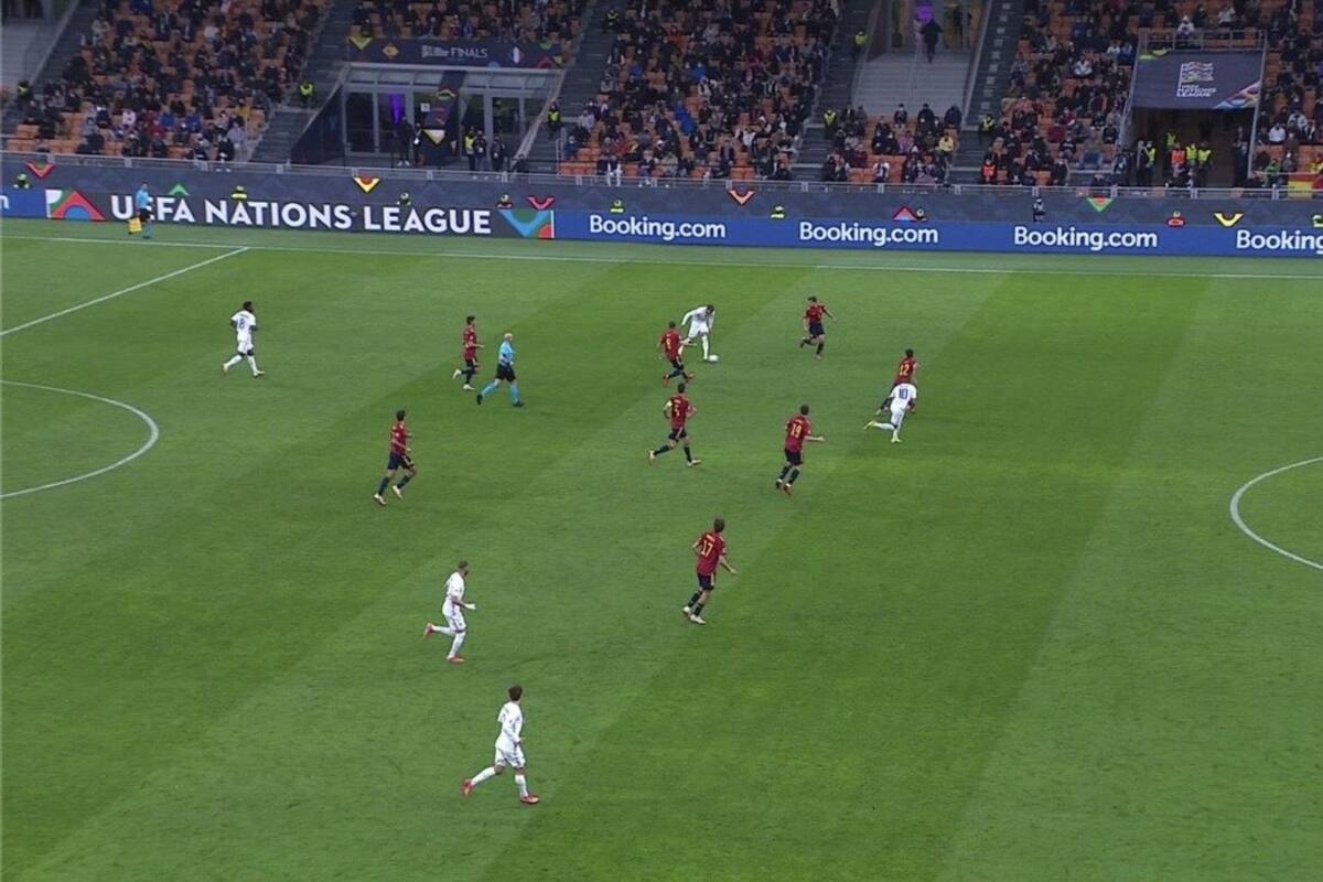 La imagen de la controversia: ¿está adelantado Mbappé al salir el pase al claro?