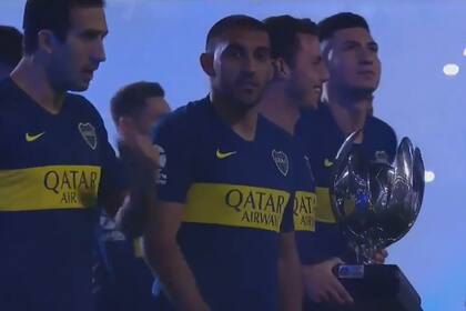 La imagen de la Copa anoche, con el logo de Lanús a la vista, pero ya no se ve el de River