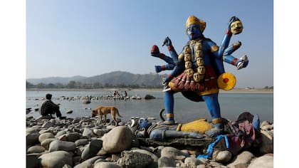 La imagen de la diosa hindú Kali a orillas del río en Haridwar