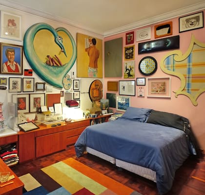 La imagen de la habitación de Bruzzone, tal como estaba antes de que se llevaran algunas obras que serán rematadas, ilustra la tapa del libro que le dedicará Roldán