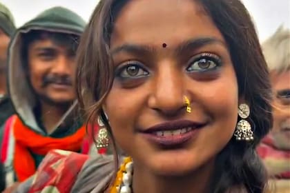 La imagen de la joven Monalisa Bhonsle (16) recorrió el mundo tras su participación en el evento religioso Maha Kumbh Mela