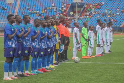 La imagen de la polémica en el futbol africano: la selección Sub 15 de Mauritania (de blanco) se retiró de un torneo porque su rival, Sierra Leona (de azul), no cumplió con el límite de edad