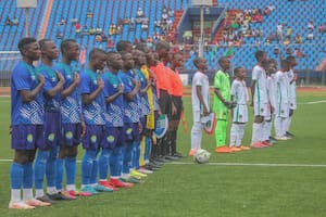 La imagen de la polémica en el futbol africano: la selección Sub 15 de Mauritania (de blanco) se retiró de un torneo porque su rival, Sierra Leona (de azul), no cumplió con el límite de edad