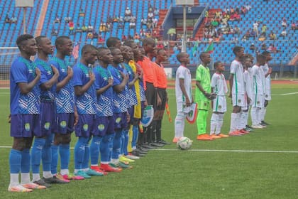 La imagen de la polémica en el futbol africano: la selección Sub 15 de Mauritania (de blanco) se retiró de un torneo porque su rival, Sierra Leona (de azul), no cumplió con el límite de edad