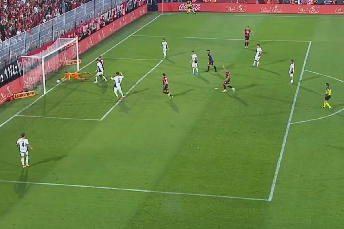 La imagen de la polémica en Rosario: ¿entró por completo el balón? Rey trata de despejar y Merlos observa desde el borde del área, sin tener un buen ángulo