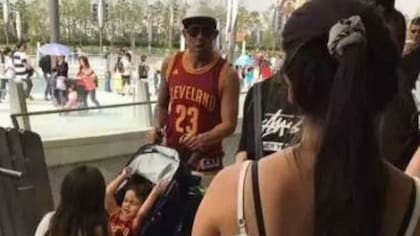 Tevez apareció en un parque de diversiones y hubo una montaña rusa de versiones