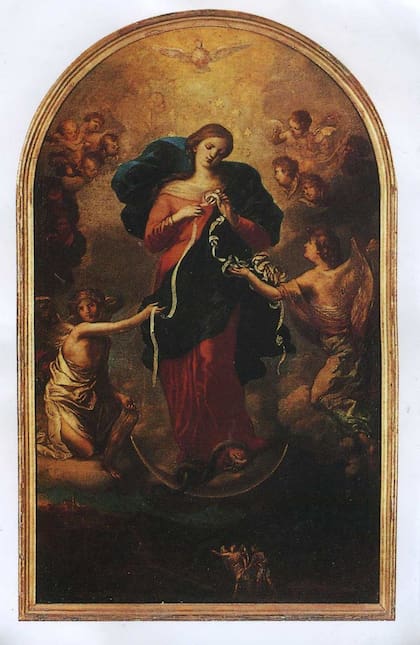La imagen de la Virgen que Bergoglio trajo a la Argentina como estampita y una economista reprodujo en cuatro cuadros. Un ángel presenta a la Virgen una cinta con nudos que ella va desatando; otro ángel recoge la cinta ya desamarrada. La imagen original es una pintura al óleo sobre lienzo realizada en torno al 1700 y que se encuentra en la iglesia de St. Peter am Perlach, en Alemania.