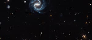 La NASA fotografió dos galaxias a 4500 y 8000 millones de años luz