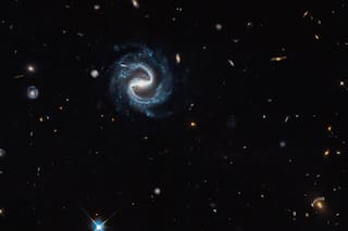 La NASA fotografió dos galaxias a 4500 y 8000 millones de años luz
