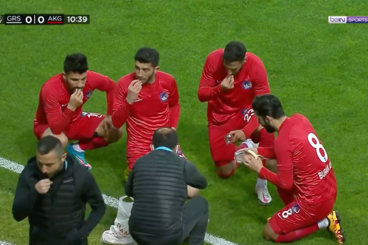 La imagen de los futbolistas rompiendo con el ayuno de Ramadán al caer el sol