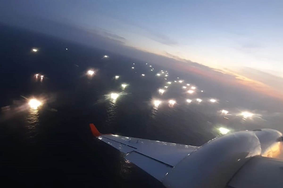 La imagen de los pesqueros tomada desde un sobrevuelo en la zona económica exclusiva