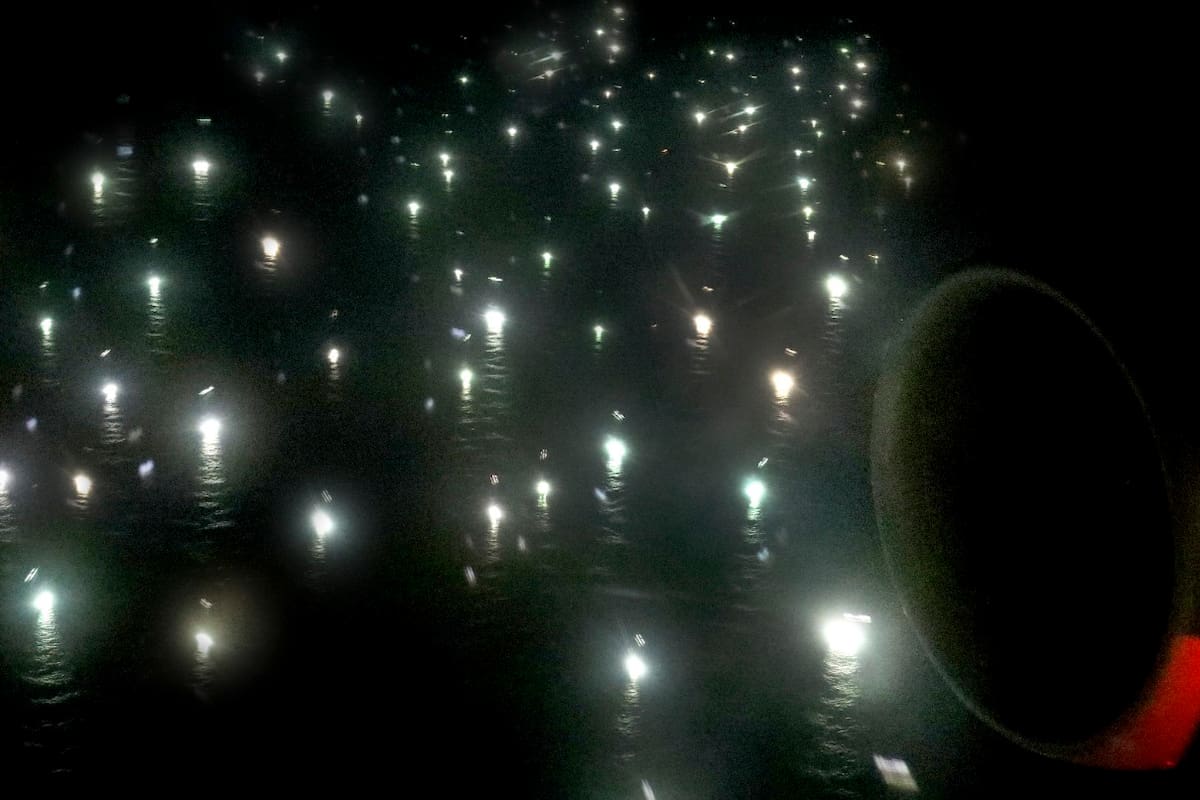 La imagen de los pesqueros tomada en un sobrevuelo en las cercanías de la zona económica exclusiva