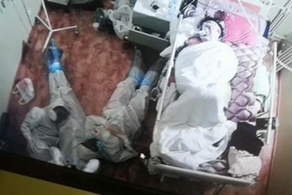 La imagen de los tres médicos descansando al lado de una paciente con coronavirus se viralizó en Rusia