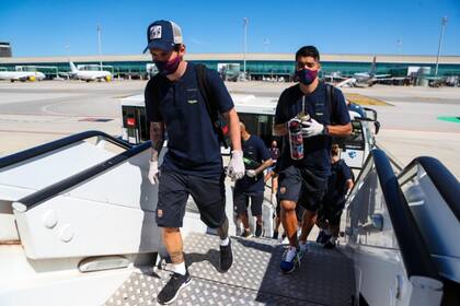 La imagen de Messi y Suárez en la llegada a Palma de Mallorca. tapabocas, guantes y el mate infaltable para el uruguayo.