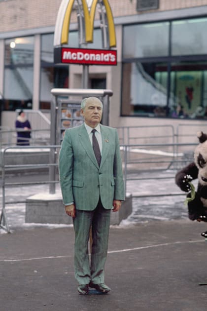 La imagen de Mikhail Gorbachev, líder de la URSS cuando McDonald's desembarcó en Rusia, frente a uno de los locales de McDonald's.