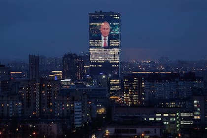 La imagen de Putin, ayer, en un edificio de oficinas en el centro de Moscú
