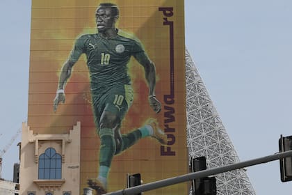 La imagen de Sadio Mane en un edificio de Doha; el delantero senegalés es una de las grandes ausencias del Mundial