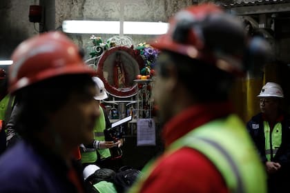 La imagen de Santa Barbara, lo primero que se ve cuando se está por ingresar al túnel del emisario del Sistema Riachuelo