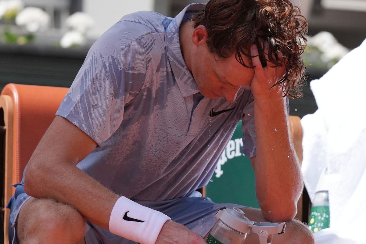 La imagen de Sinner lo dice todo: el italiano pasó un mal momento en Roland Garros y quedó eliminado