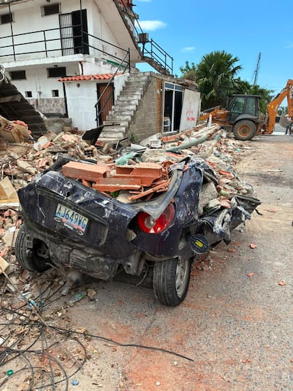 La imagen de un auto aplastado por escombros, en Caraballeda