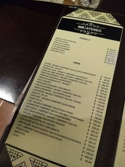 La carta de la parrilla ofrece, entre otras cosas, tragos y carne de cordero