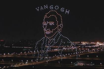La imagen de Vincent van Gogh creada por 600 drones en el show nocturno que se realizó en espacio aéreo de la Universidad de Tianjin, China