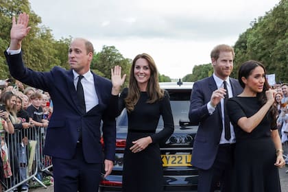 La imagen de William y Harry junto a sus respectivas esposas, Kate y Meghan, fue una de las más esperadas desde que el menor de los príncipes renunció a sus deberes reales en 2020 (Photo by Chris Jackson / POOL / AFP)
