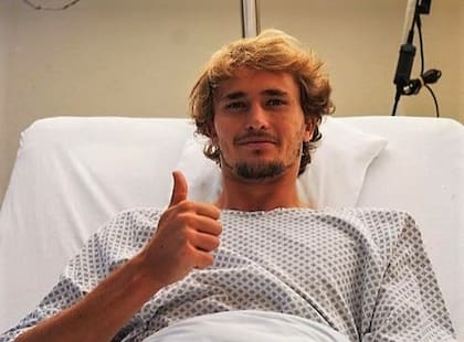 La imagen de Zverev tras la operación de tobillo, en la cama del sanatorio, publicada en sus cuentas de redes sociales.