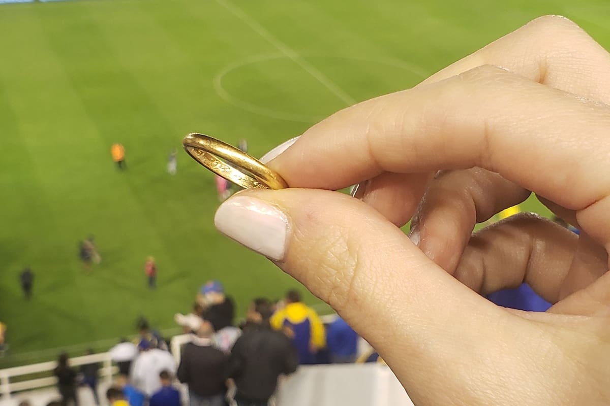 La imagen del anillo perdido en la cancha de Vélez