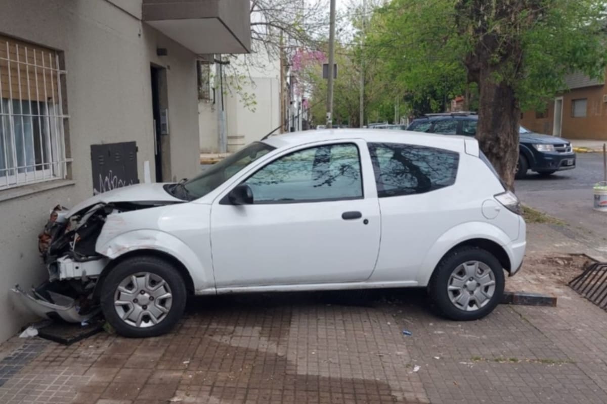 La imagen del auto tras estrellarse contra la vivienda