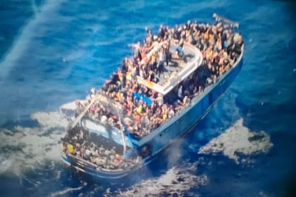 La imagen del barco repleto de migrantes que naufragó en el Mar Mediterráneo