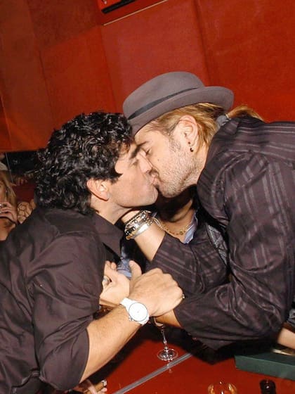 La imagen del beso entre Colin Farrell y Diego Maradona que recorrió el mundo
