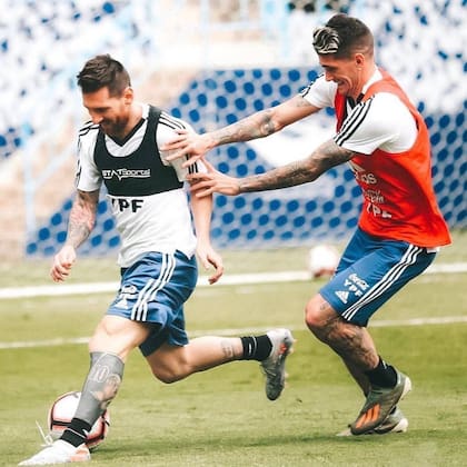 La imagen del "corpiño" con GPS ya es usual en el fútbol