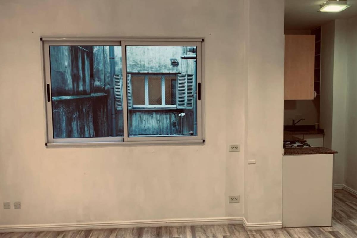 La imagen del departamento con una vista que recuerda a una película de terror fue la primera de una seguidilla de fotografías donde los usuarios exhibieron lo más extraño que encontraron en su búsqueda de viviendas para alquiler
