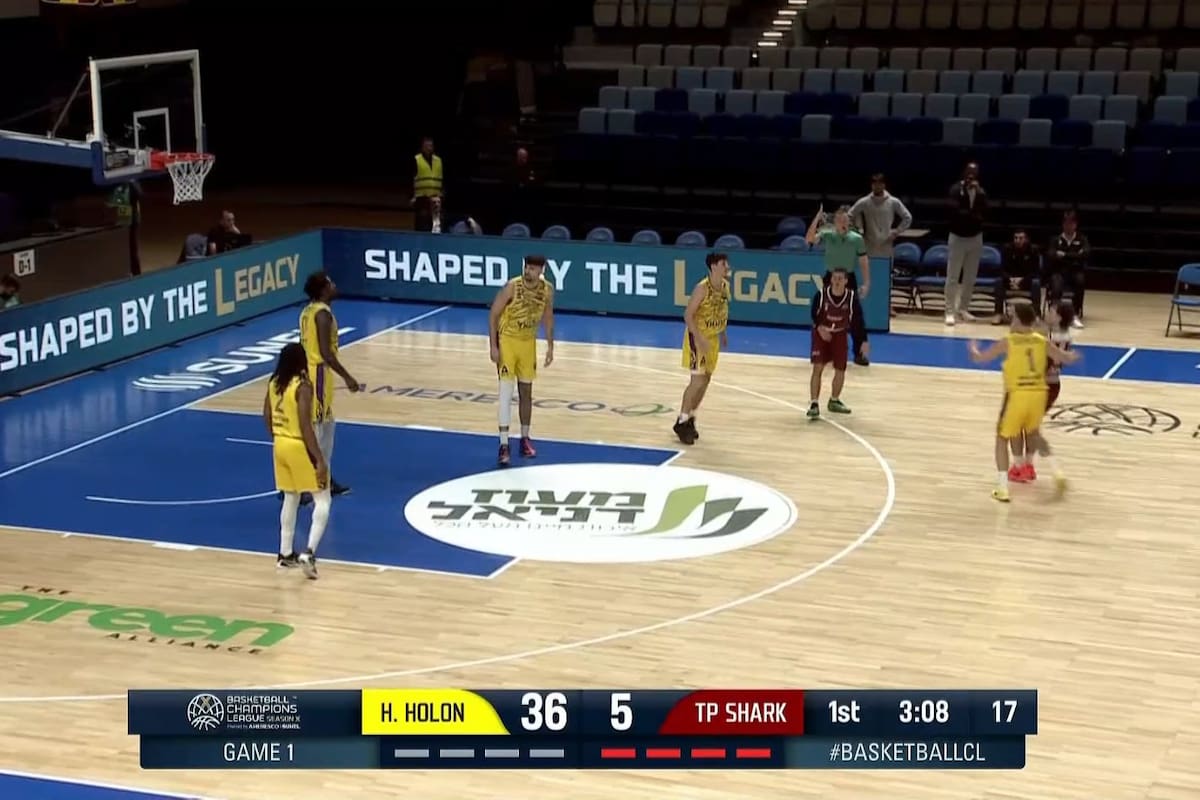 La imagen del duelo entre Hapoel Holon, de Israel y el equipo italiano Trapani Shark que apenas tiene dos jugadores en la cancha, en uno de los choques de la Basketball Champions League