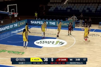 La imagen del duelo entre Hapoel Holon, de Israel y el equipo italiano Trapani Shark que apenas tiene dos jugadores en la cancha, en uno de los choques de la Basketball Champions League