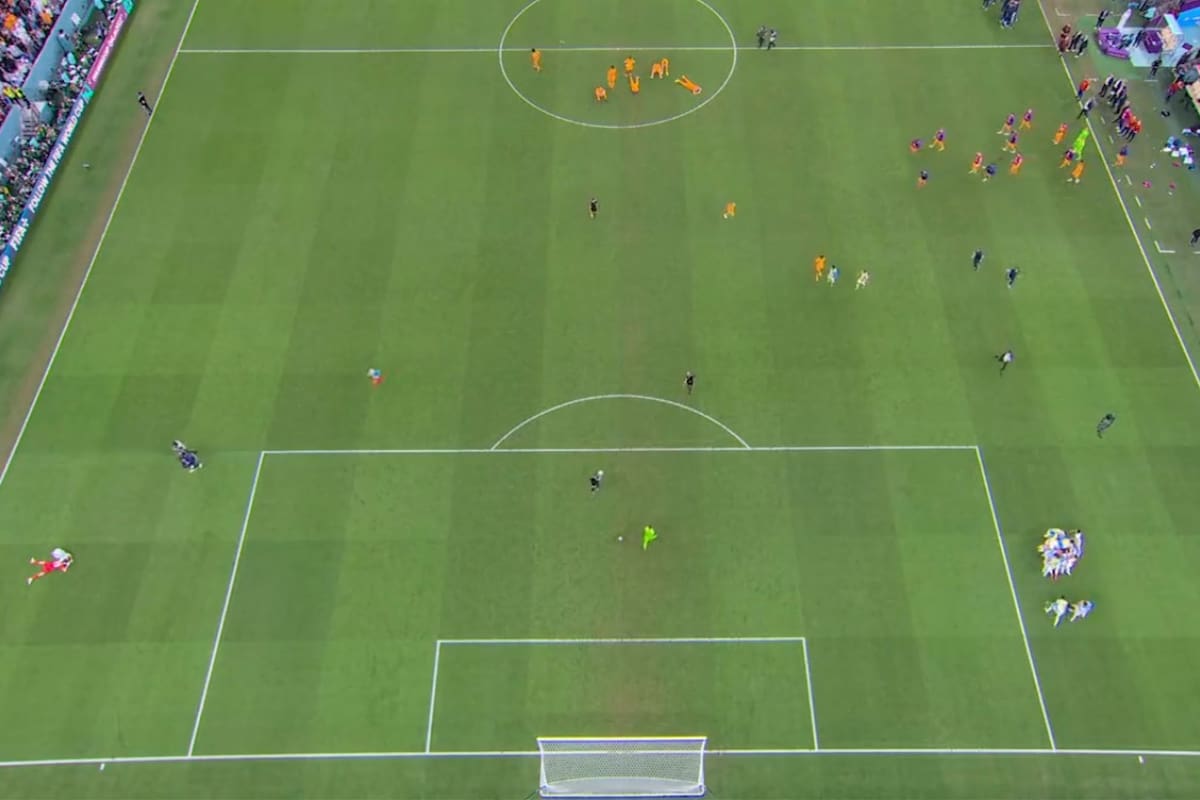 La imagen del final: casi todos abrazan a Lautaro Martínez, y Lionel Messi se reúne con Dibu; es el final de una muy tensa serie de penales entre la Argentina y Países Bajos en el Mundial Qatar 2022.