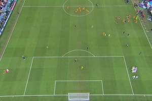 La imagen del final: casi todos abrazan a Lautaro Martínez, y Lionel Messi se reúne con Dibu; es el final de una muy tensa serie de penales entre la Argentina y Países Bajos en el Mundial Qatar 2022.